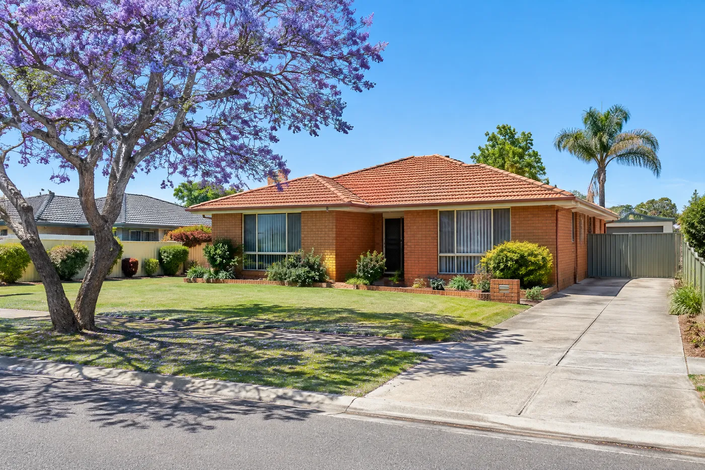Single-storey 1980s double-brick home before the addition